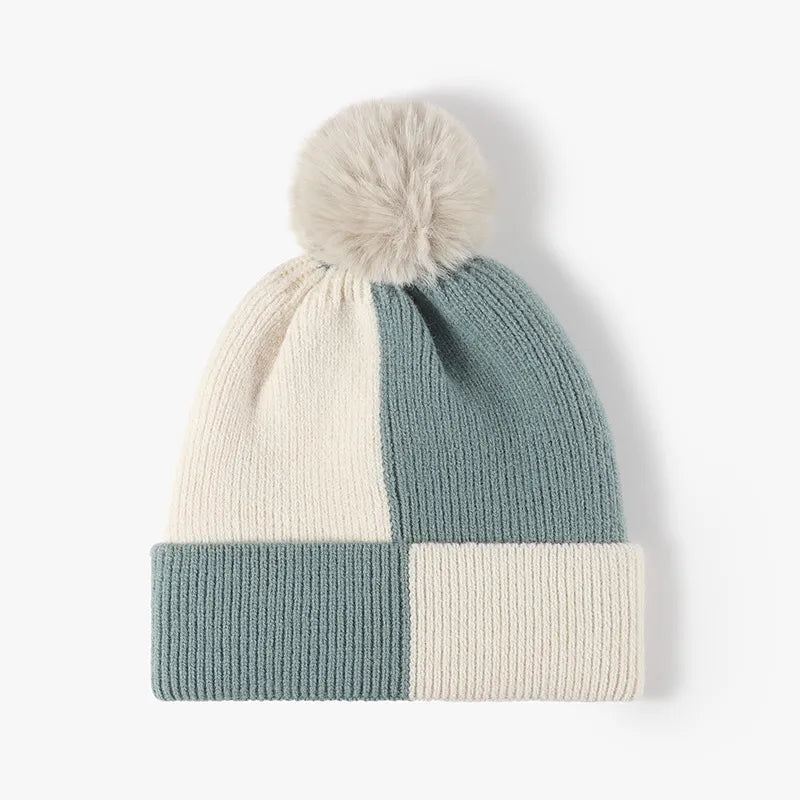 Strickmütze mit Pompon