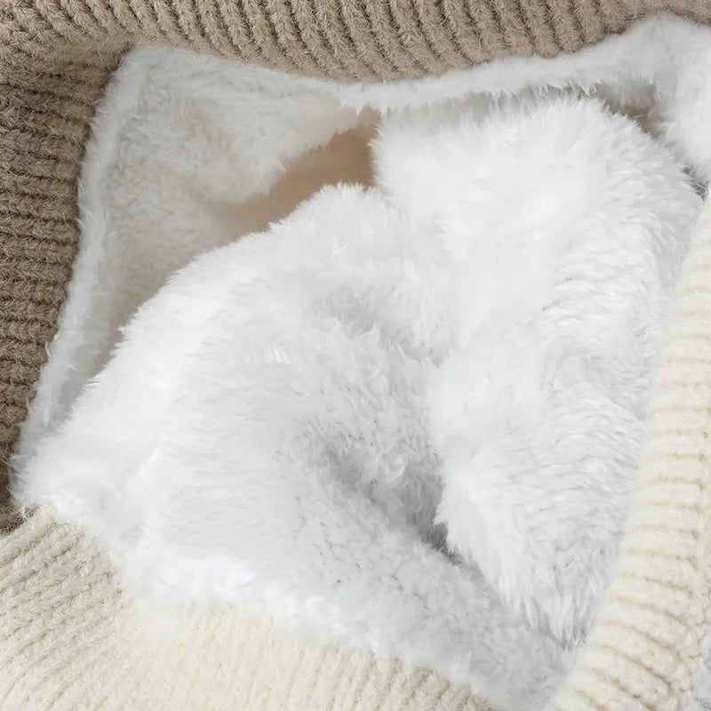 Strickmütze mit Pompon