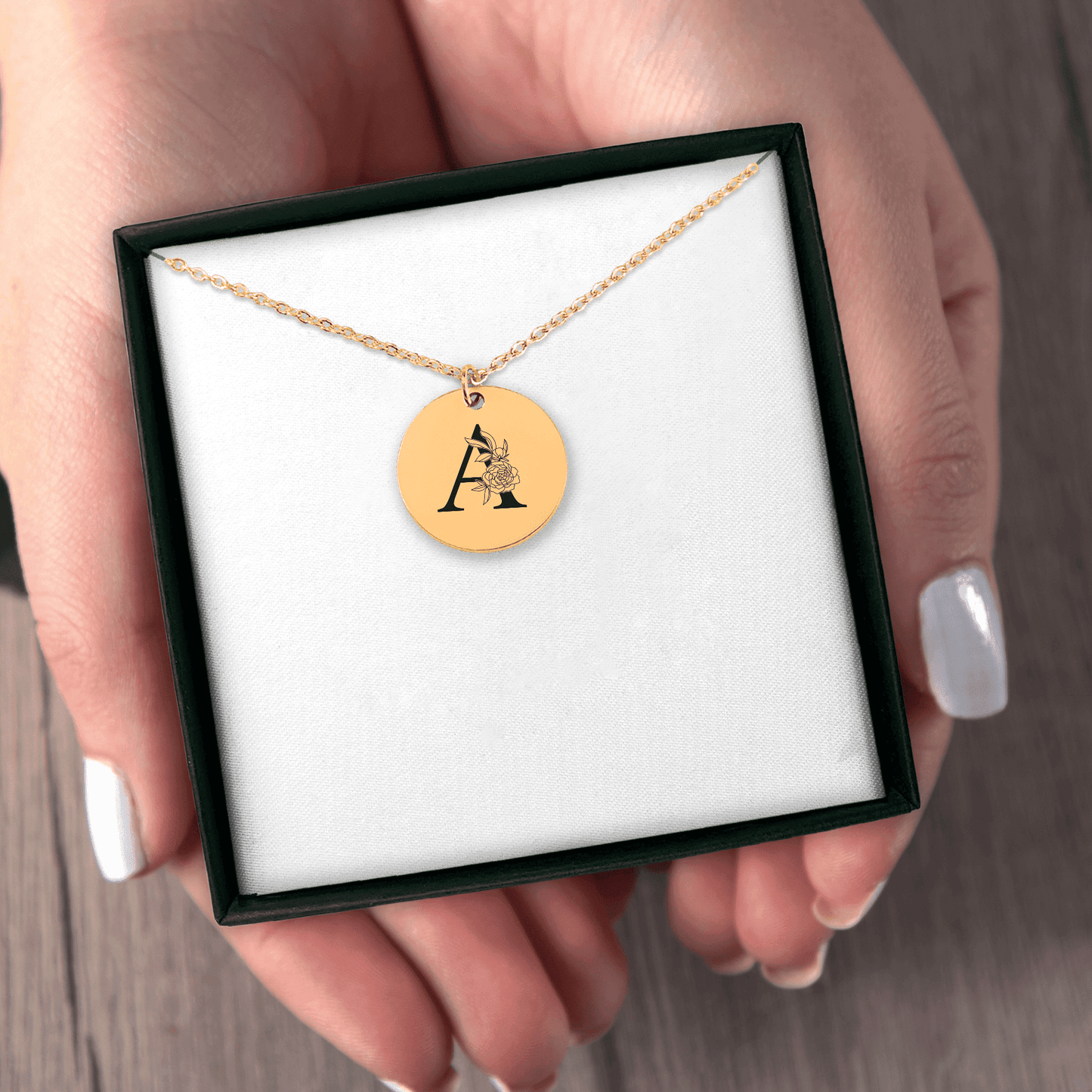 Halskette mit floralen Initialen