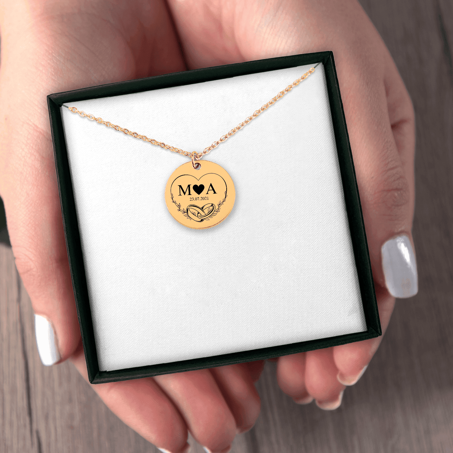 Halskette mit Initialen „Ewige Liebe“
